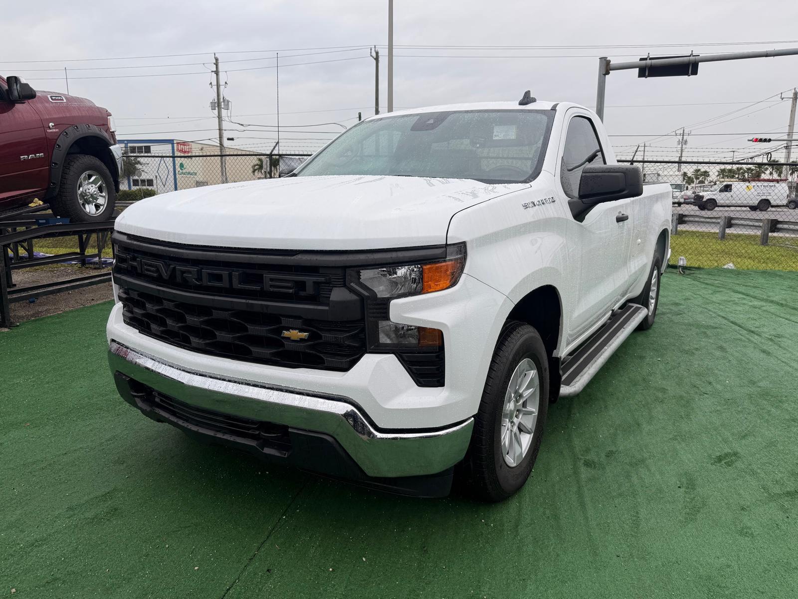 Chevrolet Silverado 1500 Regular Cab Work Truck (4X2 5.3 V8) 2024