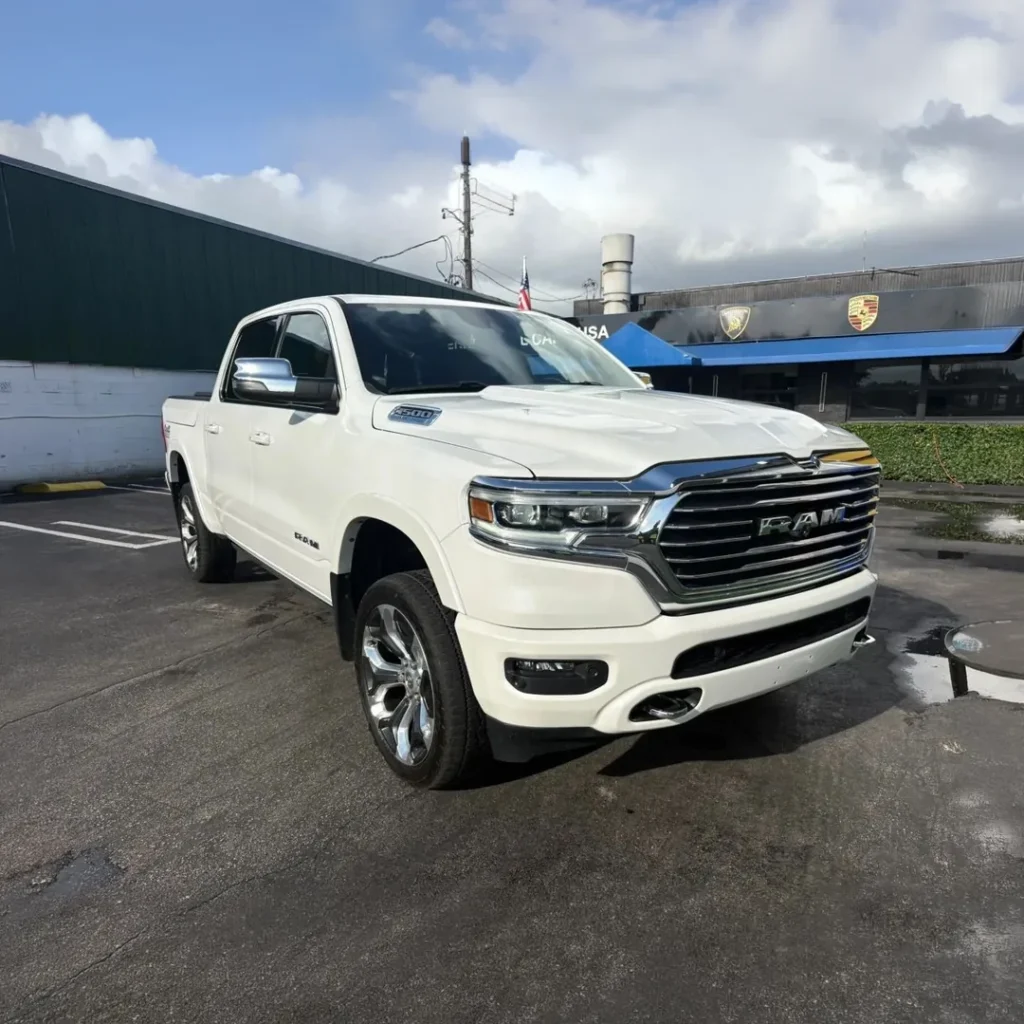 RAM 1500 Crew Cab 2023 White - BusinessCar Miami